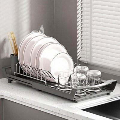 égouttoir vaisselle gris contient six assiettes et trois verres