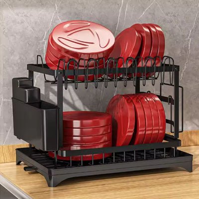 Égouttoir à vaisselle noir contenant des assiettes et des bols rouges
